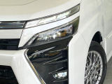 【LEDヘッドライト】悪天候や夜間走行時も良好な視界を確保し安心して運転できる高輝度LEDヘッドライトを装備!点灯速度が早く、消費電力も抑えられています。