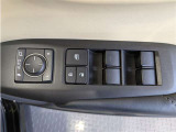 パワーウィンドウのスイッチですよ。 運転席に居ながら窓を開け閉めのコントロールできますよ。 ロック機能で、子供がイタズラして窓を開けるという事も無くなりますよ。