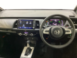 車内は光触媒抗菌消臭施工済です。インパネ周りはスタイリッシュなデザインです。グローブボックスやカップホルダーのほかにトレーなどたくさんの収納スペースが付いています。
