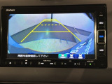 リバースギアに入れるだけで後方の表示へ切り替わります。夜間や雨の日の駐車も楽になりますよ。