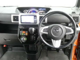 運転席からの視界はこんな感じです☆お気軽にご来店いただき、実際に座って是非お確かめください。ドライバーに寄り添う快適な操作フィールをもたらすステアリングです。