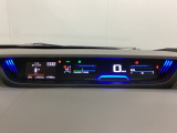 中央にデジタル表示のスピードメーターを配したハイブリット専用メーターになっています。左側のインフォメーション画面で燃費などの情報を確認できます。