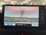 【バックカメラ】運転が苦手な方も車庫入れラクラクです!ギアをリバースに入れれば自動的に切り換わりますので、面倒な操作は不要です♪狭い駐車場もお車を傷つけず安心ですね!