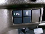 パーキングセンサーや横滑りを防ぐVSA等のスイッチ類は運転席の右側、手の届きやすい位置にあります。