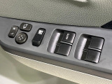 【電動格納ミラー】サイドミラーは電動格納式となっており、狭い駐車場でもキズがつくリスクを抑えられます。