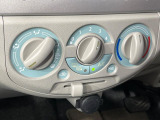 寒い冬も暑い夏も全席に快適な空調を届けてくれる、ダイヤル式エアコンを装備♪