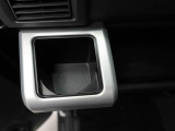 カップホルダーは運転席や助手席からちょうど手の届く位置です!!