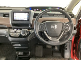 【ハンドル】運転にかかわる様々な操作を安全に行えるように視点移動が少なく操作性に配慮されたスイッチ類が凝縮されたコックピットです。