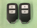 スマートキーを装備しています。鍵を差し込むことなくドアロックの開け閉めと、スタートボタン操作でのエンジンスタートができます。スペアキーも同じものを用意しております。