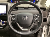 ハンドルにHondaセンシング系のクルーズコントロールやレーンキープアシストなどのスイッチと、オーディオの操作スイッチが装備されています。ハンドルから手を離さず安全に操作できます。