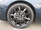 18インチ純正アルミホイールを装備。タイヤサイズは215/45R18となります。