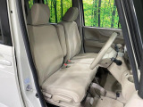 運転席まわりには十分なスペースがあり、大柄な方でもゆったり運転していただける環境です。