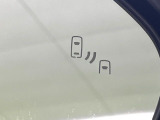 【ブラインドスポットモニター】走行中、ドアミラーの死角になりやすい箇所に後続車が接近するとサイドミラーのレンズに警告を表示!ドライバーに注意喚起をしてくれます。