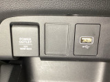 アクセサリーソケットはUSBのアダプターなどをつければ、スマホの充電にも使えます。横にはナビゲーション用の外部入力可能なUSB端子がついており、周辺には物が置けるトレーがついています。