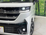 【LEDヘッドライト】悪天候や夜間走行時も良好な視界を確保し安心して運転できる高輝度LEDヘッドライトを装備!点灯速度が早く、消費電力も抑えられています。