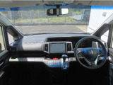 【インパネ周り】広々とした視界性の良い運転席です。ゆったりとした快適な乗り心地で運転できます。内装は黒を基調とし、シンプルで落ち着いた空間に仕立てました。