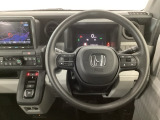 【ハンドル】運転にかかわる様々な操作を安全に行えるように視点移動が少なく操作性に配慮されたスイッチ類が凝縮されたコックピットです。