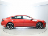 フォルクスワーゲンのフラッグシップモデルのARTEON。Arteonは芸術の&rdquo;Art&rdquo;と&rdquo;eonを組み合わせた造語。&rdquo;eonフォルクスワーゲンのトップラインにつけられています。