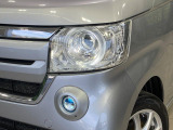 【LEDヘッドライト】悪天候や夜間走行時も良好な視界を確保し安心して運転できる高輝度LEDヘッドライトを装備!点灯速度が早く、消費電力も抑えられています。