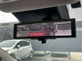 インテリジェントルームミラーです。人や物で視界が遮られてても、車体後部のカメラ映像に切り替えることにより、クリアな後方視界を実現しています。