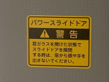 見た目が大事!な外装はぴかっとキレイに磨いており、経年のくすみもよみがえっております。ヘッドライトやドア周辺を磨く際にはマスキングテープを使用して保護しながら丁寧に作業をしております。
