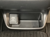 アクセサリーソケットはUSBのアダプターなどをつければ、スマホの充電にも使えます。周辺には物が置けるボックスがついています。