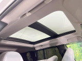 【サンルーフ】開放感たっぷりの希少装備、サンルーフが装着されています!車内に明かりを取り入れたり景色を楽しむ以外にも、車内の空気も簡単に換気できて快適です!