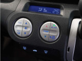【オートエアコン】温度を設定すれば自動で快適な車内温度を保ちます。エアコン内部の高性能脱臭フィルターで車内のアレルゲンや花粉を除去。