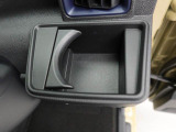 カップホルダーは運転席や助手席からちょうど手の届く位置です!!