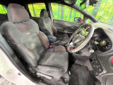 【専用スポーツシート】ホールド性に優れ、カーブ時の体が流れを抑制してくれます。また、体にフィットするから腰や背中が疲れにくく、ロングドライブや高速走行でも快適にお過ごしいただけます♪