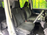 運転席まわりには十分なスペースがあり、大柄な方でもゆったり運転していただける環境です。