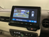リバースギアに入れるだけで後方の表示へ切り替わります。夜間や雨の日の駐車も楽になりますよ。