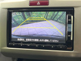【バックカメラ】駐車時に後方がリアルタイム映像で確認できます。大型商業施設や立体駐車場での駐車時や、夜間のバック時に大活躍!運転スキルに関わらず、今や必須となった装備のひとつです!