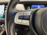 運転中もハンドルでの操作が可能です。特に高速道路等の目が離せない運転時には、便利さだけでなく、安全性も兼ね備えております。