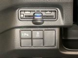 ハンドルの左下にETCがついています。高速道路の料金所の通過も楽々です。 カードの取り出しもしやすい場所についています。