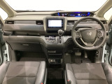 車内は光触媒抗菌消臭施工済です。スタイリッシュなデザインで暖かみのあるインパネ周りを演出します。グローブボックスやカップホルダーのほかにトレーなどたくさんの収納スペースが装備されています。