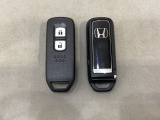 スマートキーを装備しています。鍵を差し込むことなくドアロックの開け閉めと、スタートボタン操作でのエンジンスタートができます。スペアキーも同じものを用意しております。