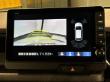 リバースギアに入れるだけで後方の表示へ切り替わります。夜間や雨の日の駐車も楽になりますよ。