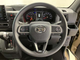 ステアリングから手を離さず、運転に集中したままオーディオ等の操作ができます。