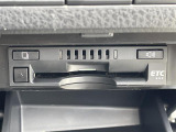 【ETC】有料道路を利用する際に料金所で停止することなく通過できる、ETC車載器(ノンストップ自動料金収受システム機器)が装備されています。セットアップを行うことで利用可能になります。