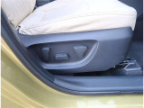【電動シートアジャスター】スイッチ1つで座席の調整が可能です。