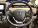 ハンドルにHondaセンシング系のクルーズコントロールやレーンキープアシストなどのスイッチと、オーディオの操作スイッチが装備されています。ハンドルから手を離さず安全に操作できます。