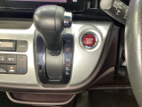 CVT車のセレクトレバーです。低速から高速まで、変速ショックのないスムーズな走りを実現するとともに、エンジン効率のよい領域を維持することで燃費にも貢献します。