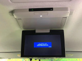【12.8型フリップダウン】大画面モニターで後席でもエンタメをお楽しみいただけます。家族や友人とお出かけする機会が多い方に大人気です♪