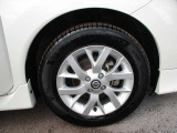 日産純正のアルミホイールが装着されてます。ボディデザインとマッチしておりカッコイイですね。