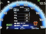とっても見やすいメーターです。夜間時はラグジュアリーな気分にさせてくれる照明が魅力ですので、夜のドライブも楽しみになりますよ♪