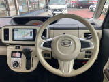使いやすく安全な操作性と良好な視界を実現した運転席!