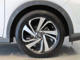 純正のアルミホイール装着車です。タイヤサイズは195/60R17です。