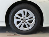 純正のアルミホイール装着車です。タイヤサイズは195/65R15です。