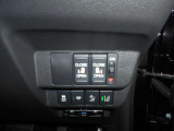 両側電動スライドドアです。運転席やキーレスから開閉が出来てとても重宝します。